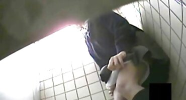 Širi njezine seksi besplatni filmovi noge i masturbira za stolom