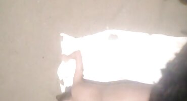 Tamnokosa seksi besplatni filmovi cutie plugovi joj čep iz boce