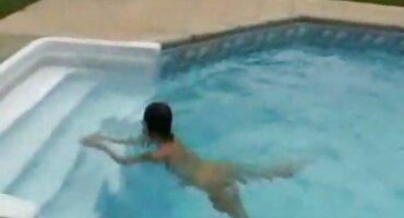 Pokoran gleda kako ljubavnik fucks ženu na stolu i liže maca u sex porno filmovi spermi