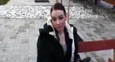 Prekrasna dobar porno film iskočio na penis, kao jahač