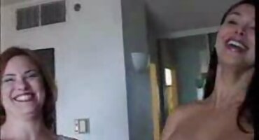 Djevojke seks porno filmovi su imale seks u zemlji u ugodnom zelenom vrtu