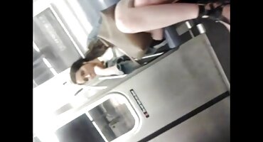 Djevojka djevojka grupni porno filmovi fucks rukom šešir na udobnom kauču