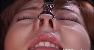 Dosadno dama sjedi na seks-stroj porno film grupni sex