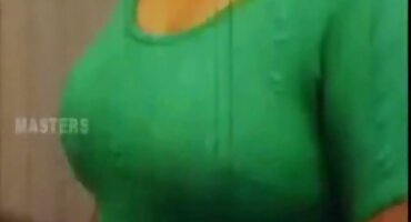 Svijetle seljački pornići orgazam mokro maca na stolu za masažu