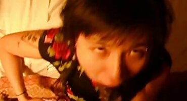 Crnka bavi dva štapića, dopuštajući sebi da seksi filmovi besplatni se ševe u anal