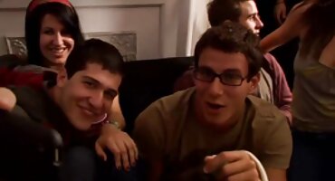 Zadovoljna žena zadovoljava muškarce s uskim vijcima romanticni porno filmovi