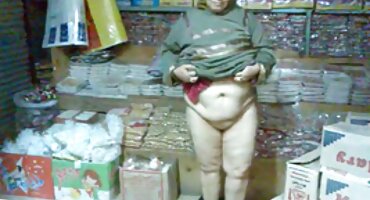 Krhka plavuša najbolji sexi filmovi uzima pijetlovi u šupak na kauču