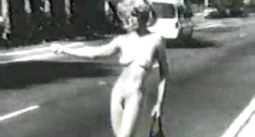 Na zahtjev fotograf mlada crnka pokazuje svoje čisto obrijan seksi pornić napa