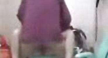 Na kauču Snjeguljica maser grupni seks filmovi fucks djevojku u vaginu