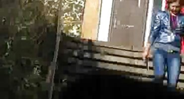 Mladi besplatni seksi filmovi tinejdžeri i djevojke pare u bazenu