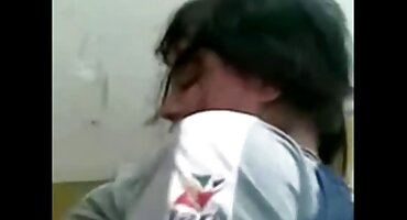 Ćelav stavio na leđa porno film grupni sex i jebeno Plavuša