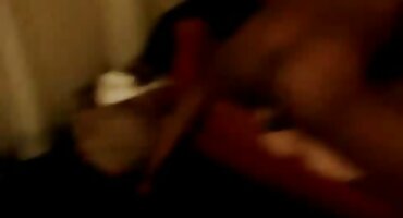 Momak s jakim dostojanstvom spretno je porno film grupni posadio kurvu