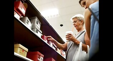 Zrele i mlade seks prosvijetliti ih monotono seks pornjava slobodno vrijeme