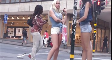 Lijepe piliće erotski su proslavile svoj grupni porno film rođendan