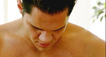 Bezbrižne djevojke seksale su se na kauču kod porno film masaza kuće