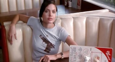 Svježa djevojka jebanje seksi erotski filmovi na kožnoj stolici