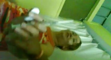 Prekrasna djevojka s porno filmovi lizanje Velikim Sisama pozira pred kamerom