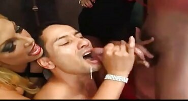 Djevojka je pomogla svojoj djevojci da se ševe sex porno filmovi s muškarcem