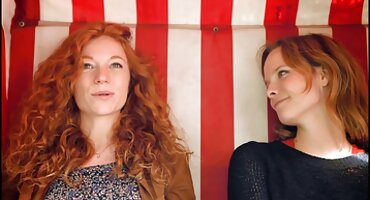 Par jebanje s seks porno snimci crvenokosa žena