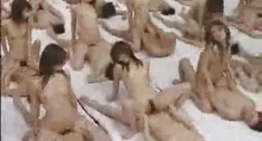 Žena romanticni porno filmovi s probušenim pubisom jaše na kurac