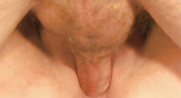 Djevojka je izravnala kosu i najbolji sexi filmovi sletjela na uspravni penis