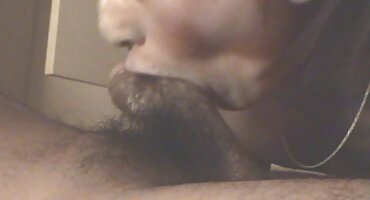 Lijepa djevojka sex porno filmovi samouvjereno ga uzima u usta na Masaža