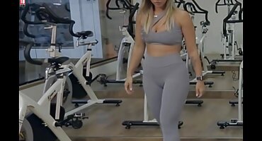 Prljava kurva sjedi porno filmovi u troje maca na licu djevojke