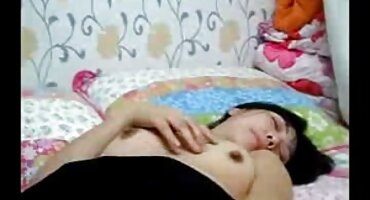 Stavio je sex porno filmovi ruku u vaginu i radio na klitorisu