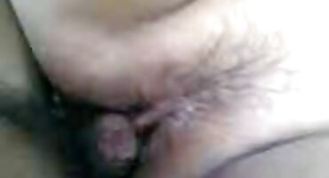 Kovrčava kuja trlja korejski porno filmovi joj kapuljača na jastuk