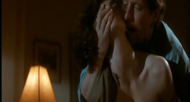 Skida haljinu, a zatim porno filmovi grupni se dodiruje između nogu