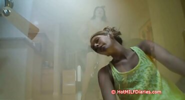 Dvije djevojke zabavite porno seksi filmovi se s muškarcem u različitim pozama