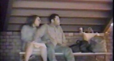 Gospodin u crnoj slobodni pornici haljini fucks junica na stolu