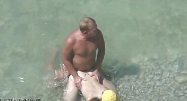 Na bijelom porno seks jebačina kauču jebeno je mulat sa svojim penisom