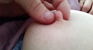 On porno filmovi grupnjaci fucks nevjerojatna djevojka s član i vibrator