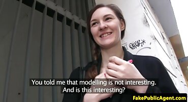 On je gurnuo svoju djevojku loptu u njeno dupe, a ona besplatni seks film je bila sretna