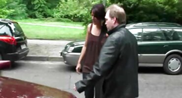 Mlade gole djevojke zabavljaju u porno filmovi grupni seks krevetu