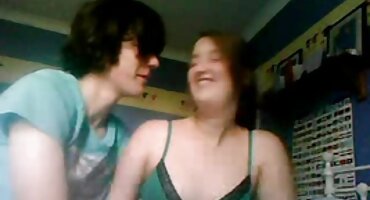 Mlada seksi besplatni filmovi maca jebanje s igračkama na krevetu