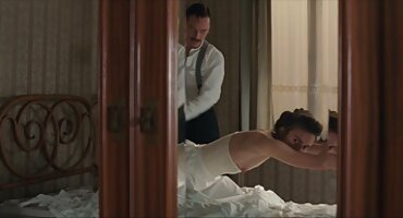 Gola plavuša gura maca prstima u filmovi seks kupaonici