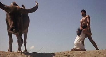 Slatka djevojka zabavite se u krevetu s golim maca seks porno filmovi