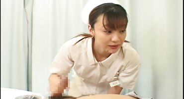 U snježnobijeloj seks porno filmovi kuhinji kurve se natječu za kurac