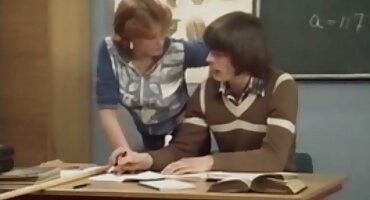 Predani Rob strastveno liže domaci filmovi sex noge svoje ljubavnice i njezine prijateljice