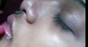 Momak porno filmovi u troje je zagrijao djevojku kapu svojim penisom