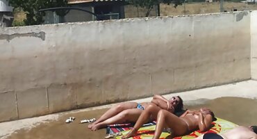 Djevojke spretno filmovi za odrasle xxx guraju prste u pičke i stenjaju