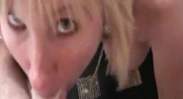 Zločesti seks porno snimci nježno miluje maca rukom svoje šarmantne djevojke