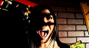 Napaljeni mršava djevojka grupni seks porno filmovi masturbira požudan šupak