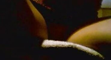 Moderan model masturbira kuće na ugodnom kauču porno film grupni