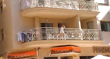 Ravna gola seks pornić djevojka dobiva napaljeni na kauču