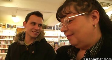 Djevojka s dlakavog seksi filmovi 69 njom maca daje partneru pušenje i dobiva vruće bonk