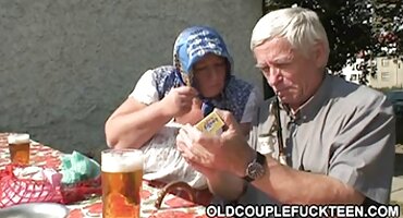 Oslobođena porno filmovi lizanje picke supruga fucks prijatelja muža na kauču