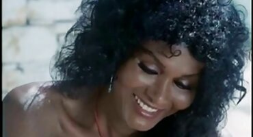 Tijekom lezbijskog filmovi za odrasle xxx seksa ispostavilo se da je ruka s kapuljačom sama